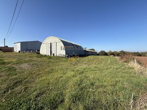 Vente locaux de stockage sur 8000 m2 de terrain Saint Victor
