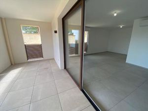 Castries - Grand appartemment type 3 avec terrasse et garages