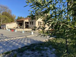 Villa T5 + studio avec piscine et dépendances à Néoules