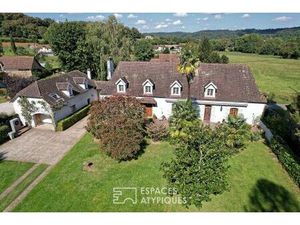 Propriété de charme entre bois et prairies verdoyantes