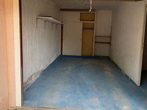 A louer à l'année Garage entre le centre ville et le port de plaisance