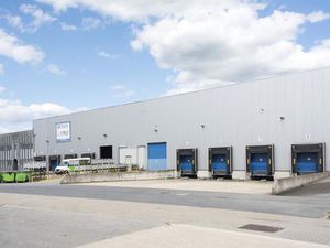 Ideaal logistiek magazijn van 7.663 m² met 1.151 m² kantoren in Zele