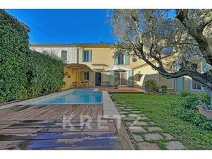 Maison de charme avec piscine et jardin intimiste au coeur de Gén