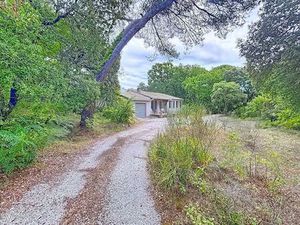 Maison de plain-pied de 89 m2 sur une parcelle de 1500 m2 .