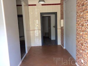 Local professionnel - plein centre de MONTECH