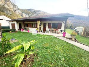 Maison plain-pied avec joli terrain