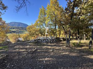 Terrain de 722 m² viabilisés avec vue dégagée et entrée ind