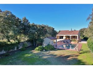 Maison méridionale avec jardin et piscine
