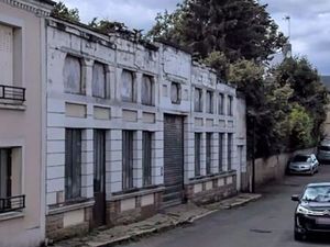 Grand garage ancien avec maison