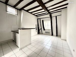 VEND Adorable studio  dans l'immeuble de charme  poutres colombages  CALME   extrêmement c