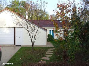 Maison de plain-pied dans un environnement arboré
