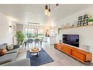 Maison neuve prête à l'emploi avec 4 chambres à coucher !