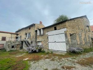 Maison de bourg à rénover d’environ 200 m2 avec terrain