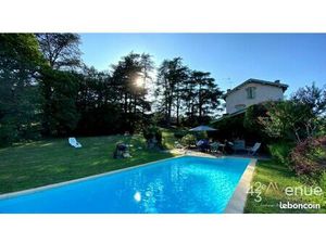 Maison 10 pièces 241 m²