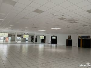 Local commercial 1500 m² LA CHAPELLE SAINT AUBIN
