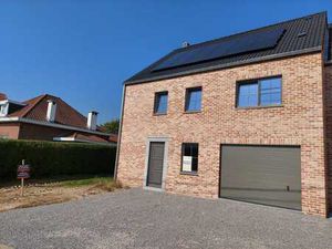 MAISON 3 FACADES AVEC SUPERBE TERRAIN