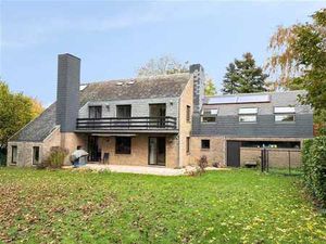 Spacieuse villa d'architecte idéalement située