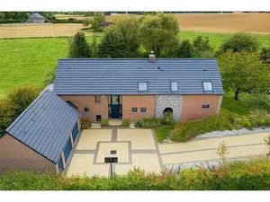 Spacieuse et récente propriété à Marbais