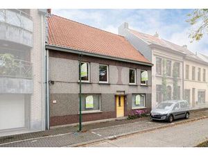 Statige handelswoning met ruime tuin in het centrum van Kaprijke