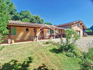 Montcaret : Spacieuse maison familiale de 159 m² avec vue panoramique et véranda.