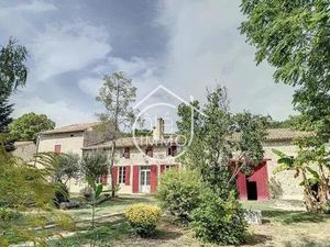 St Antoine De Breuilh  maison en pierre de 174 m² avec dépendances attenantes sur jardin..