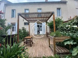 Ste Foy La Grande : Spacieuse maison de ville rénovée avec jardin  garage et studio...