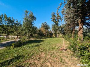 Terrain / emplacement 330m² sur gravier et pelouse  tous réseaux disponibles