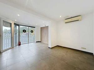 Rez commercial totalement rénové  parking à rue