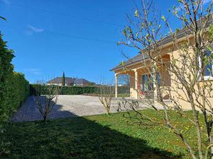 Située à moins de 3km de toutes commodités   25mn de Rodez et de Villefranche de Rouergue 