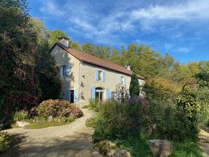 Superbe Propriete En Pierre Avec Dependances Sur Un Terrain Arbore D’Une Contenance Totale