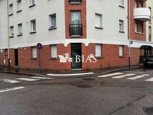 Location Bureaux et commerces à Elbeuf (76500) : à louer / 77m² Elbeuf