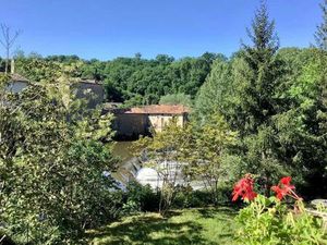 Villa polyvalente de 4 chambres avec vue sur la rivière et fort potentiel