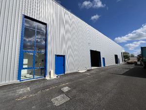 A LOUER LOCAUX D'ACTIVITÉ DE 285 ERCUIS