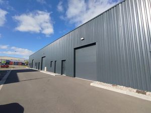 Cellules d'activité neuves entièrement climatisées totalisant 400 m²