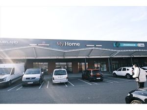 Location Local commercial 731m²