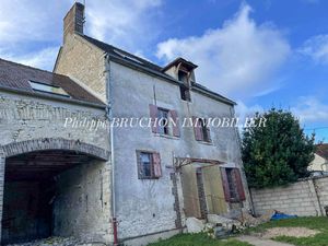 Maison avec dépendances à rénover sur Chichery