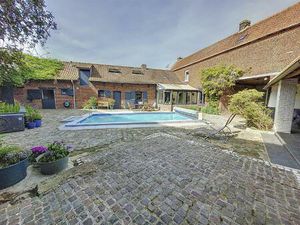 Ferme au carré avec grange