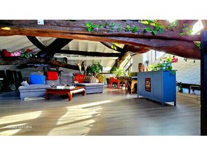 Maison Familiale en Pierre avec Ambiance Chaleureuse et Terrasse