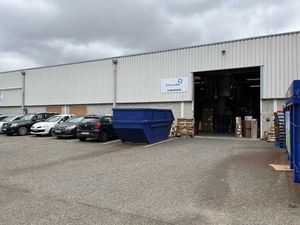 A LOUER LOCAL INDUSTRIEL DE 1 600 M² SUR LA COMMUNE DE CHASSIEU