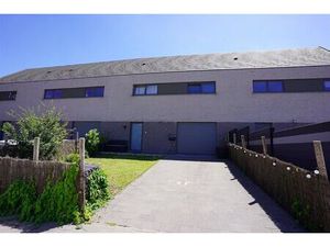 Jonge  verzorgde gezinswoning met tuin en garage