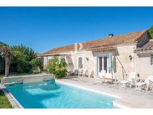 Maison de plain pied avec piscine - Fontvieille