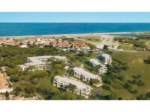 Situé au cœur d’un vaste parc paysager  à proximité des commerces et du centre-ville.