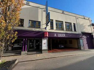 JETTE : Entrepôt  bureau  appart 2 ch  garage et terrasse
