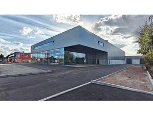 Bâtiment commercial haut de gamme avec entrepôt et bureaux à