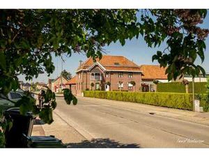 Ferme carrée pleine de caractère sur 1 hectare à Geetbets (
