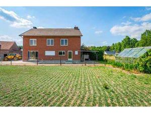 Maison unifamiliale spacieuse à rénover avec 5 chambres.