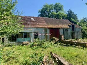 Dans un hameau calme à 2 km des commerces.