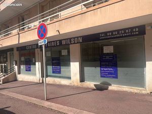 Beau local ou bureau sur rue de 60 m2 plein centre de Juan les Pins