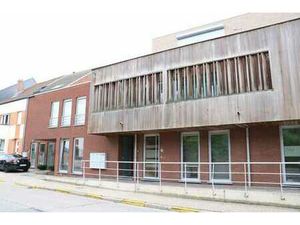 Gelijkvloers appartement met 1 kamer  bureau en tuin