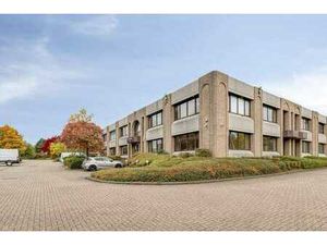 Bureau loué avec 6 espaces à vendre à Zaventem